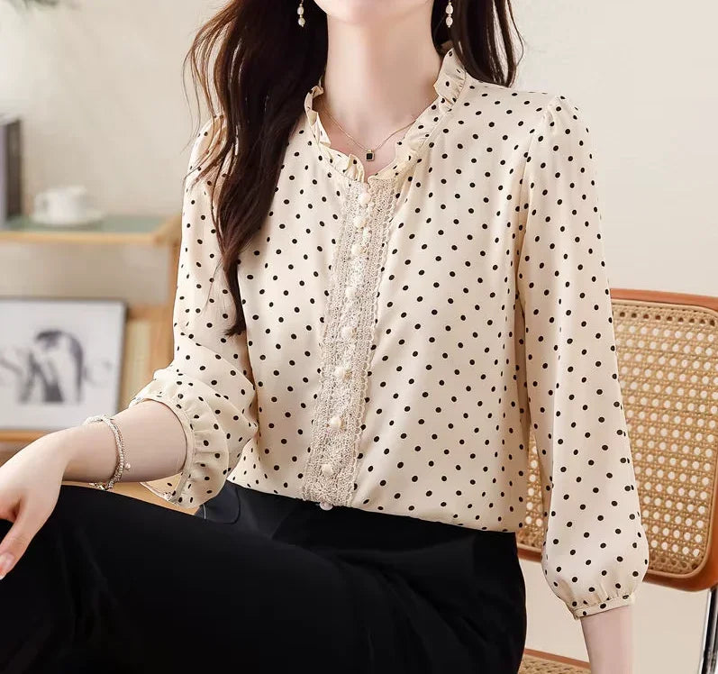 Damska koszula w grochy z ozdobnym dekoltem