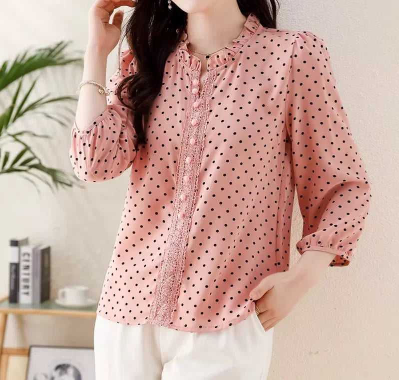 Damska koszula w grochy z ozdobnym dekoltem