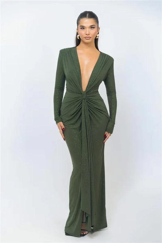 Długa błyszcząca sukienka z rozcięciem na nogę