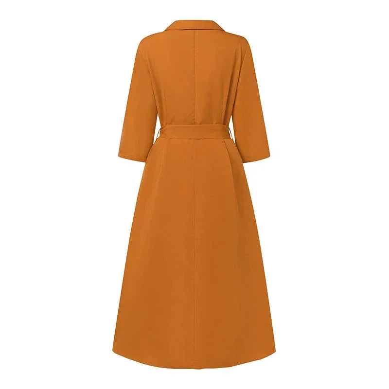 Długa rozpinana sukienka wiązana w pasie