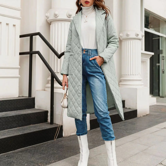 Długi pikowany płaszcz damski