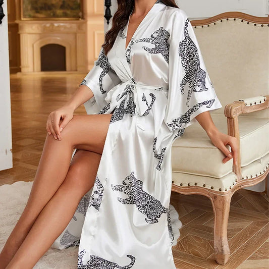 Długi satynowy szlafrok damski z motywem zwierzęcym