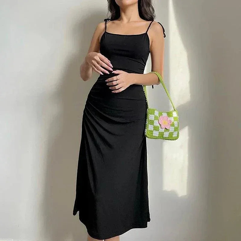 Dopasowana sukienka midi na cienkich ramiączkach