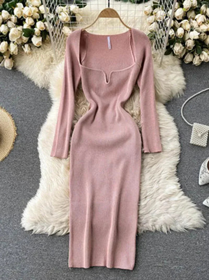 Dopasowana sukienka z długim rękawem