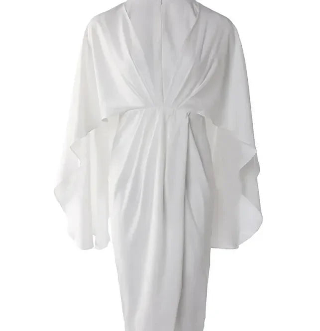 Elegancka sukienka z ozdobnymi rękawami i głębokim dekoltem