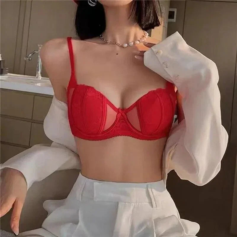 Koronkowy biustonosz z prześwitującymi wstawkami