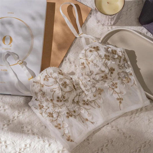 Koronkowy komplet z haftowanymi kwiatami