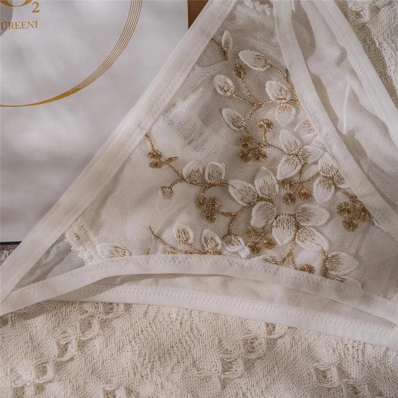 Koronkowy komplet z haftowanymi kwiatami