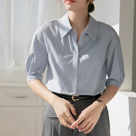 Koszula damska o klasycznym kroju z rękawem do łokcia