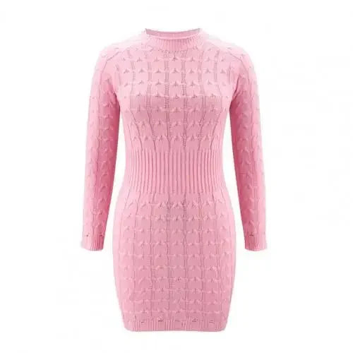 Krótka dzianinowa sukienka w warkoczowy splot