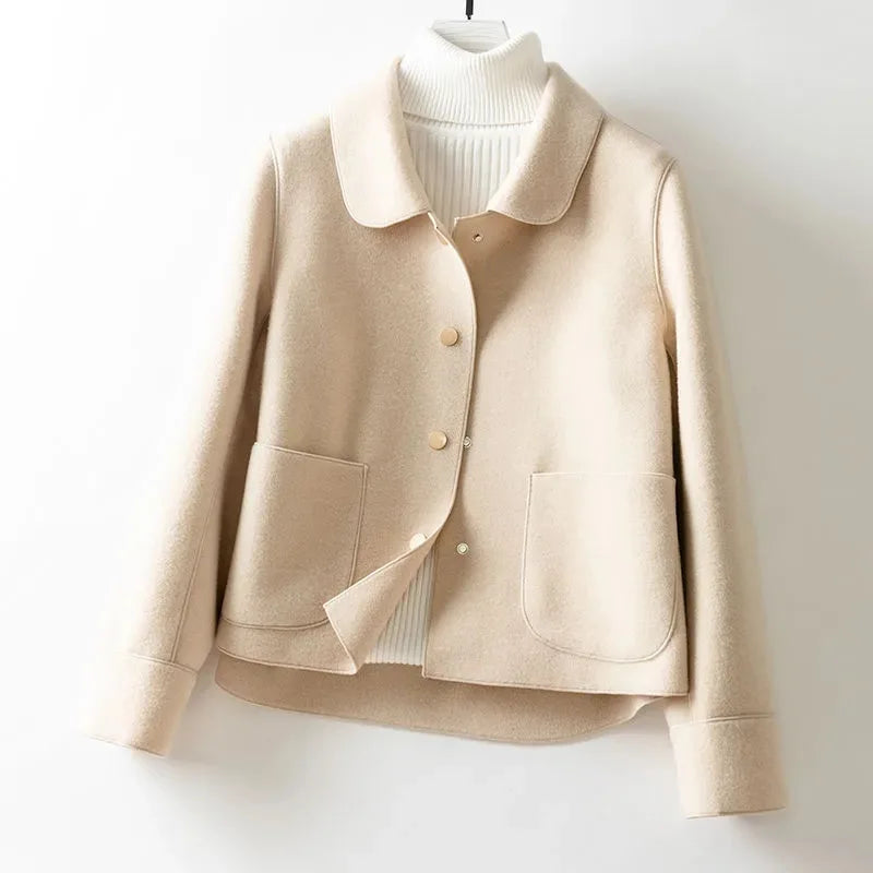 Krótki damski płaszcz o prostym kroju zapinany na zatrzaski