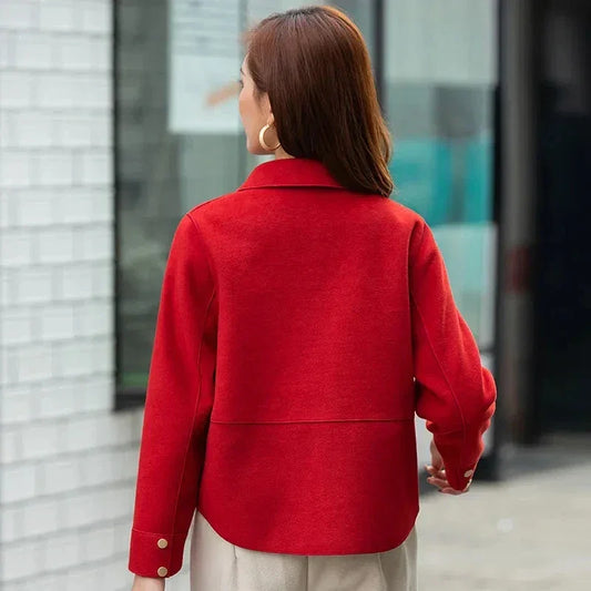 Krótki damski płaszcz o prostym kroju zapinany na zatrzaski