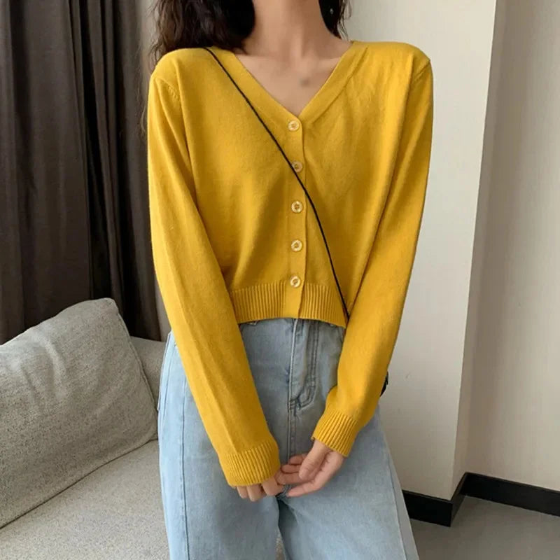 Krótki kardigan z głębokim wycięciem