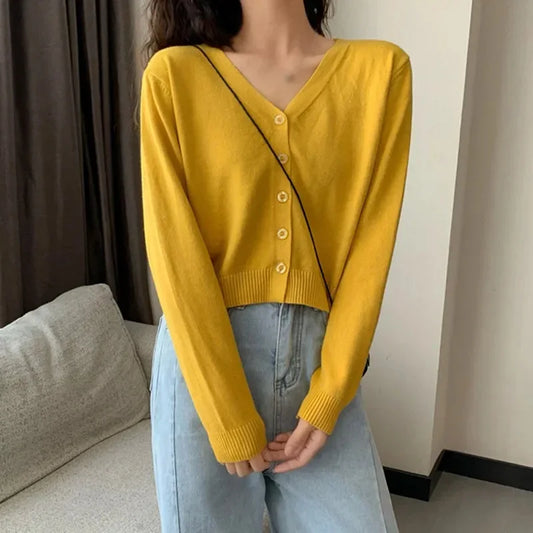 Krótki kardigan z głębokim wycięciem