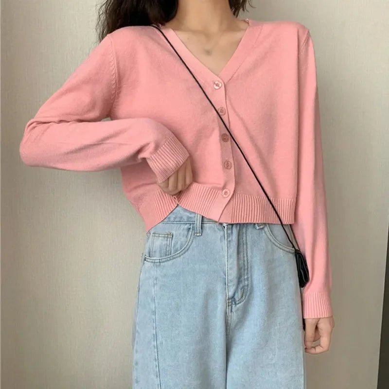 Krótki kardigan z głębokim wycięciem