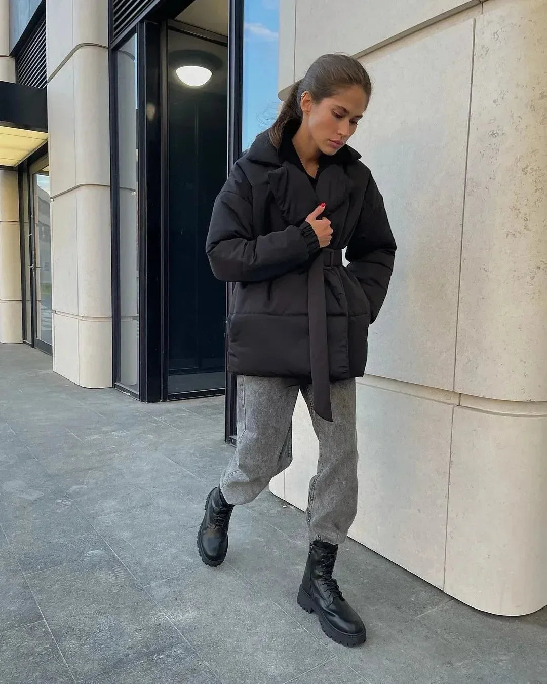 Krótki puchowy płaszcz damski