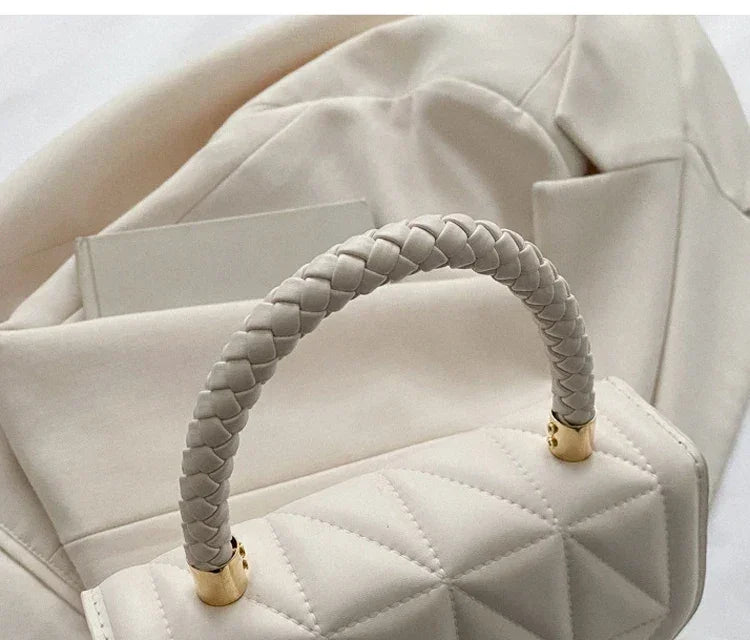 Mała torebka z ozdobnym uchwytem