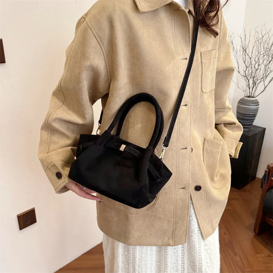 Mała zamszowa torebka