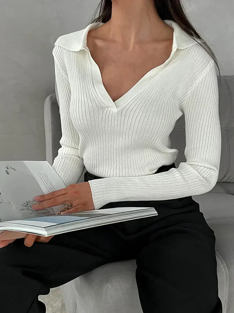 Prążkowany sweter w stylu polo