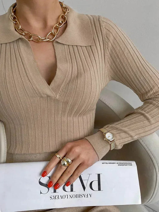 Prążkowany sweter w stylu polo