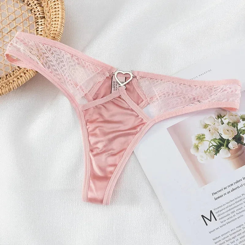 Satynowe stringi z ozdobnym serduszkiem