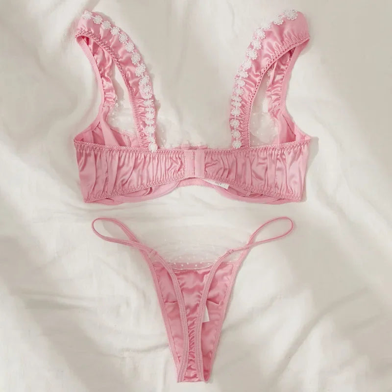 Satynowy komplet bielizny z naszywanymi kwiatuszkami