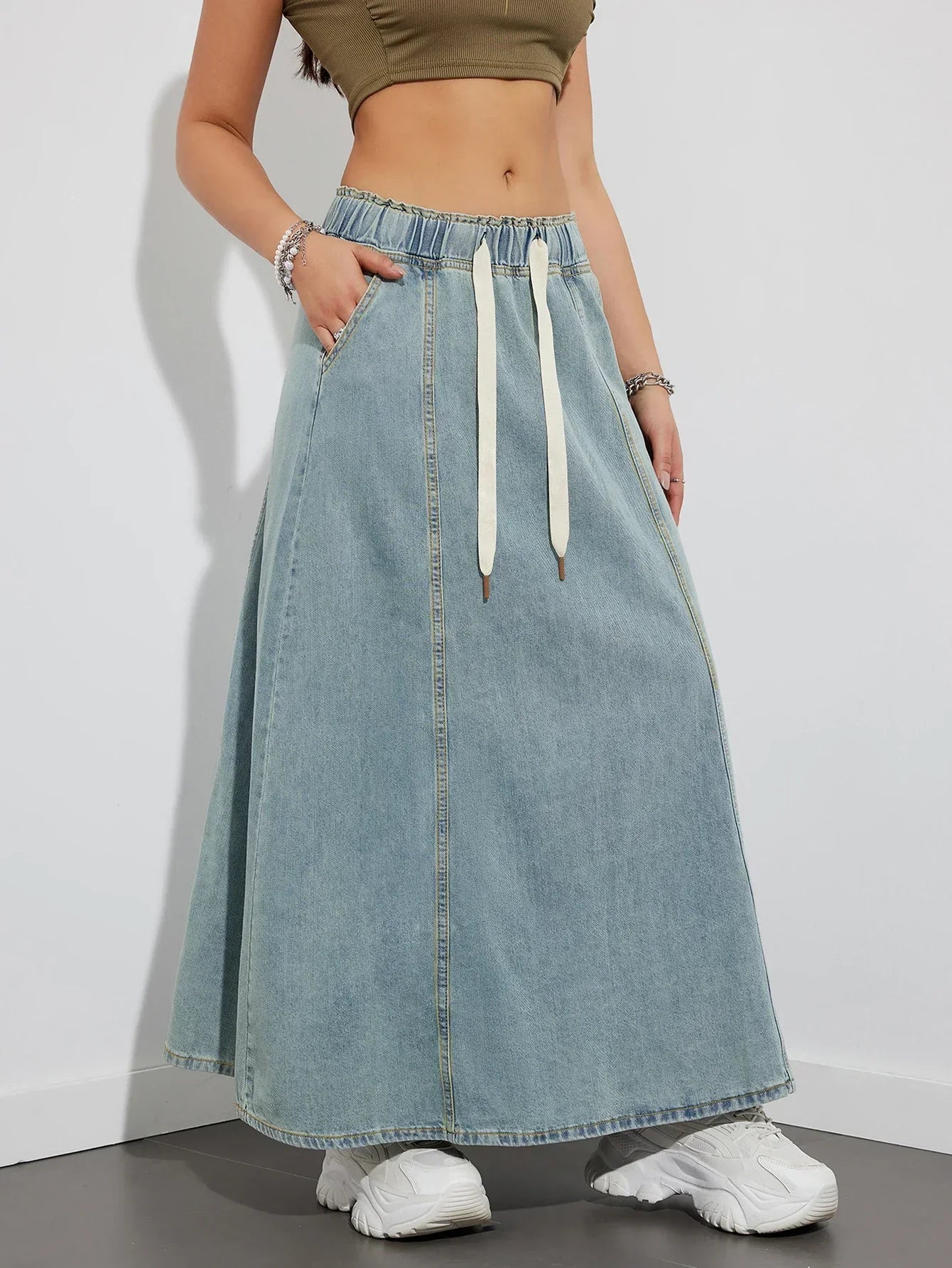 Spódnica z ciemnego denimu z paskami