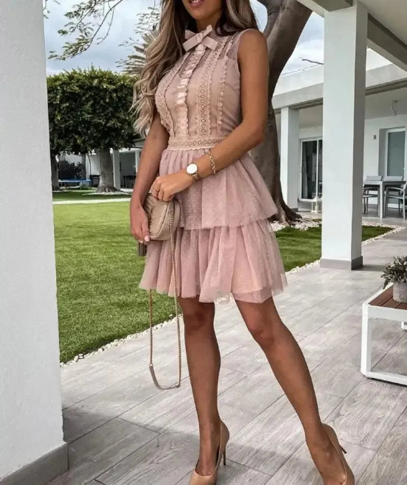 Sukienka mini bez rękawów z falbanami