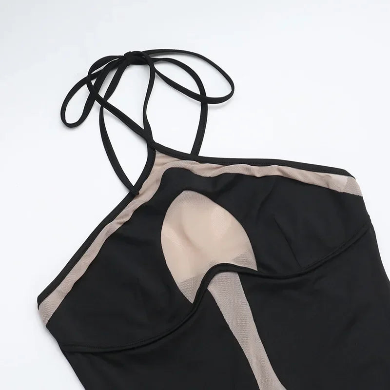 Wieczorowa sukienka z prześwitującymi elementami