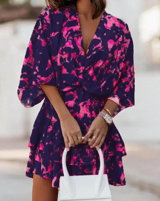 Wzorzysta sukienka z falbanami