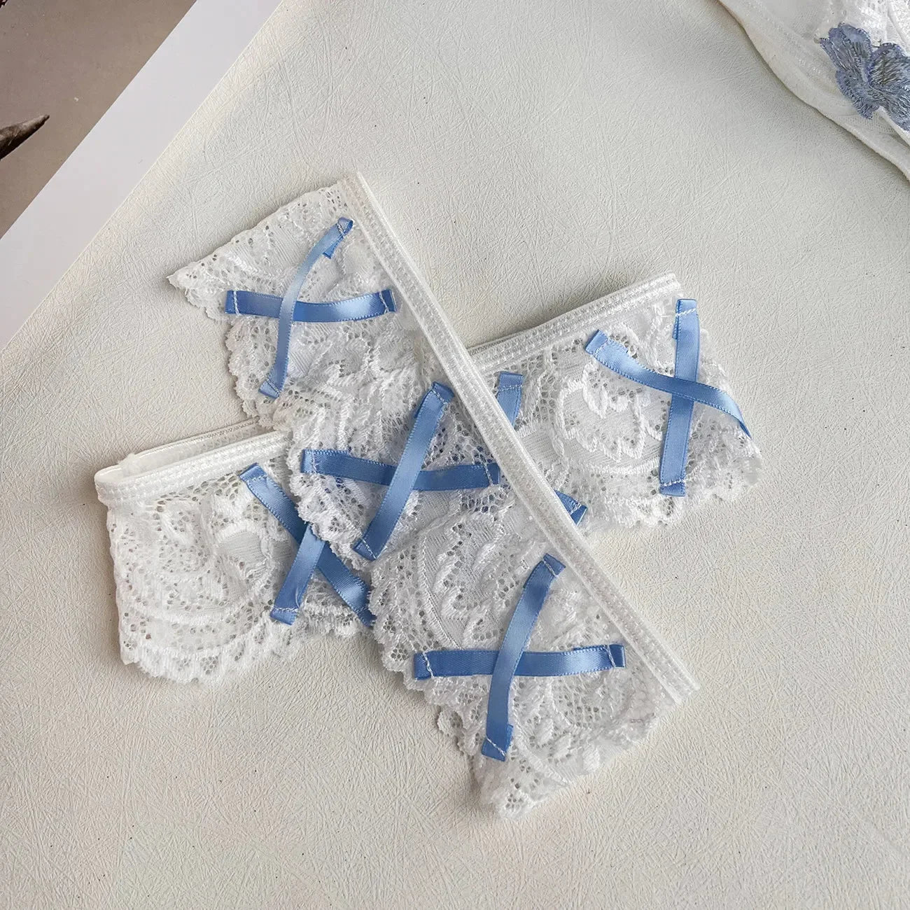 4-częściowy zestaw koronkowej bielizny z motywem kwiatowym