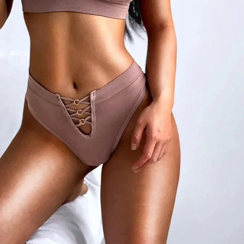 Bawełniane stringi z wysokim stanem i wiązaniem