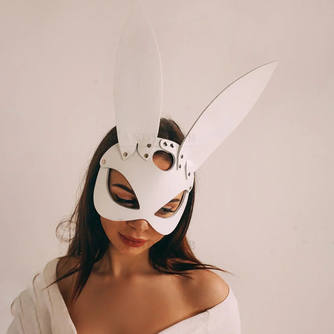 Biała maska królika