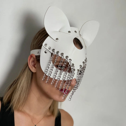 Biała maska z łańcuszkami
