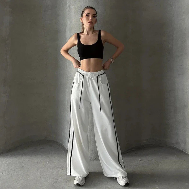 Białe spodnie dresowe damskie