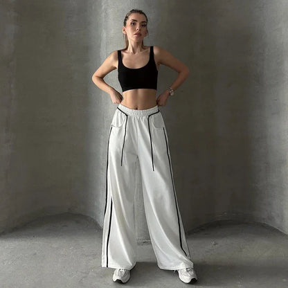 Białe spodnie dresowe damskie