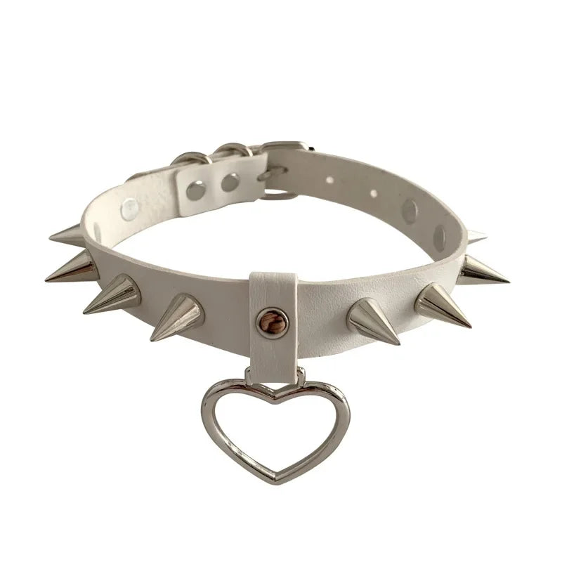 Biały choker z ćwiekami