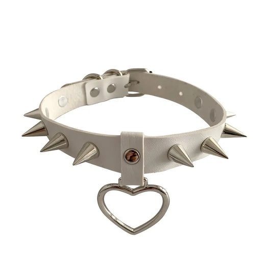 Biały choker z ćwiekami