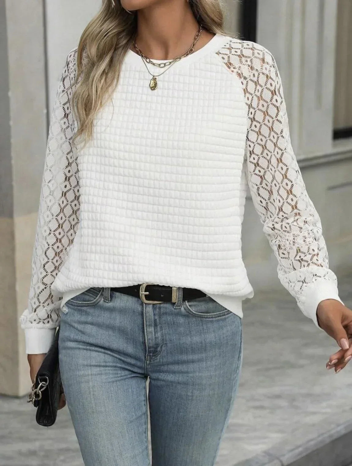 Bluzka damska z długim koronkowym rękawem