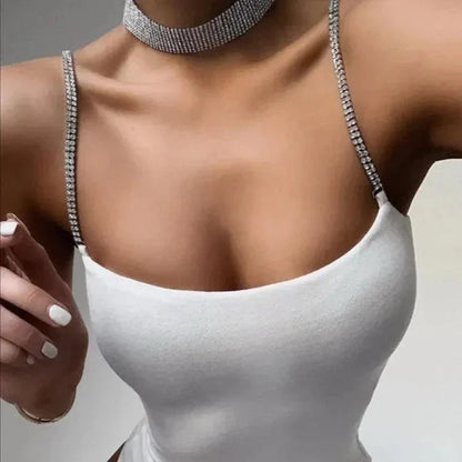 Body z błyszczącymi ramiączkami