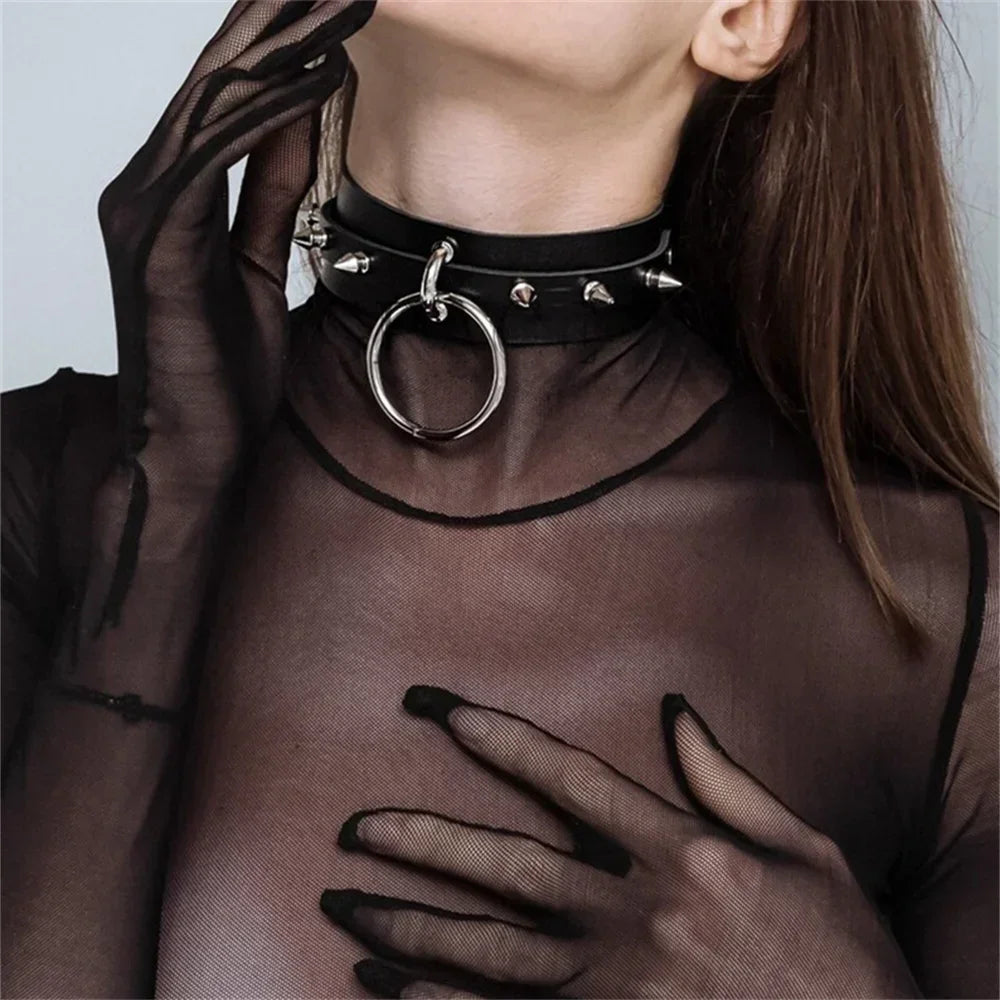 Choker z dużymi ćwiekami