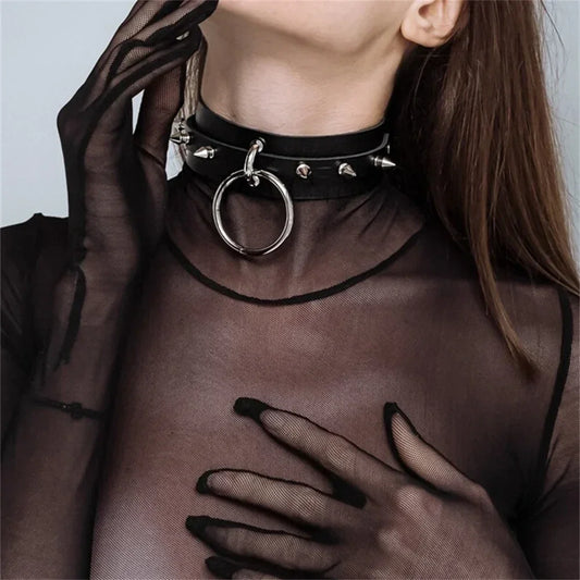 Choker z dużymi ćwiekami