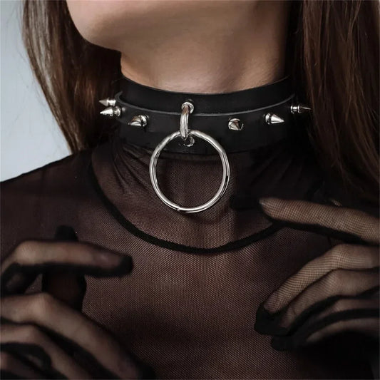 Choker z dużymi ćwiekami