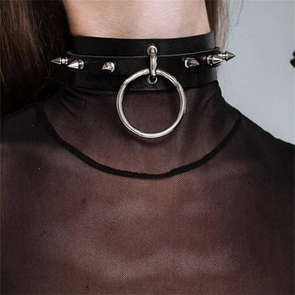 Choker z dużymi ćwiekami