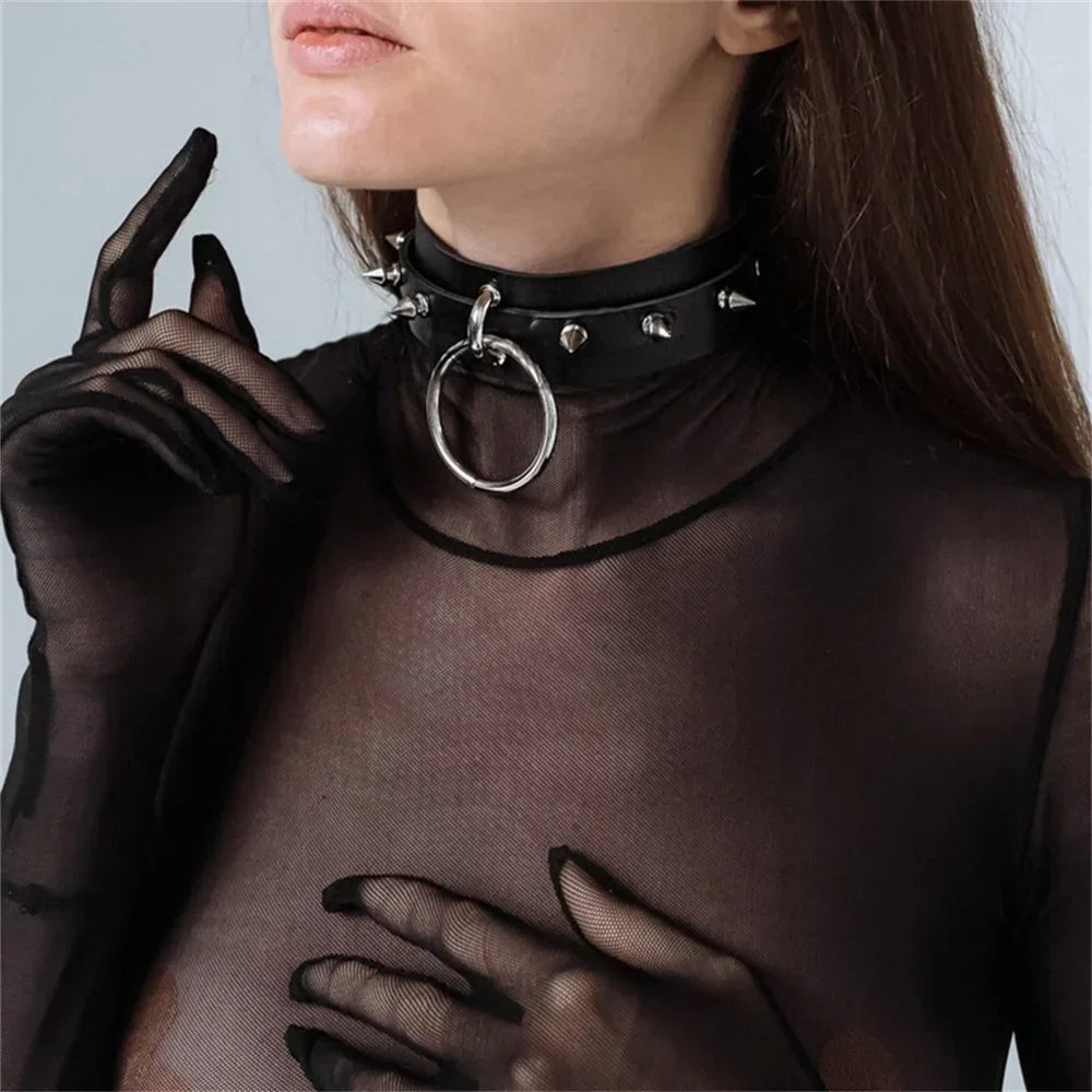 Choker z dużymi ćwiekami