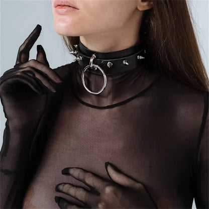 Choker z dużymi ćwiekami