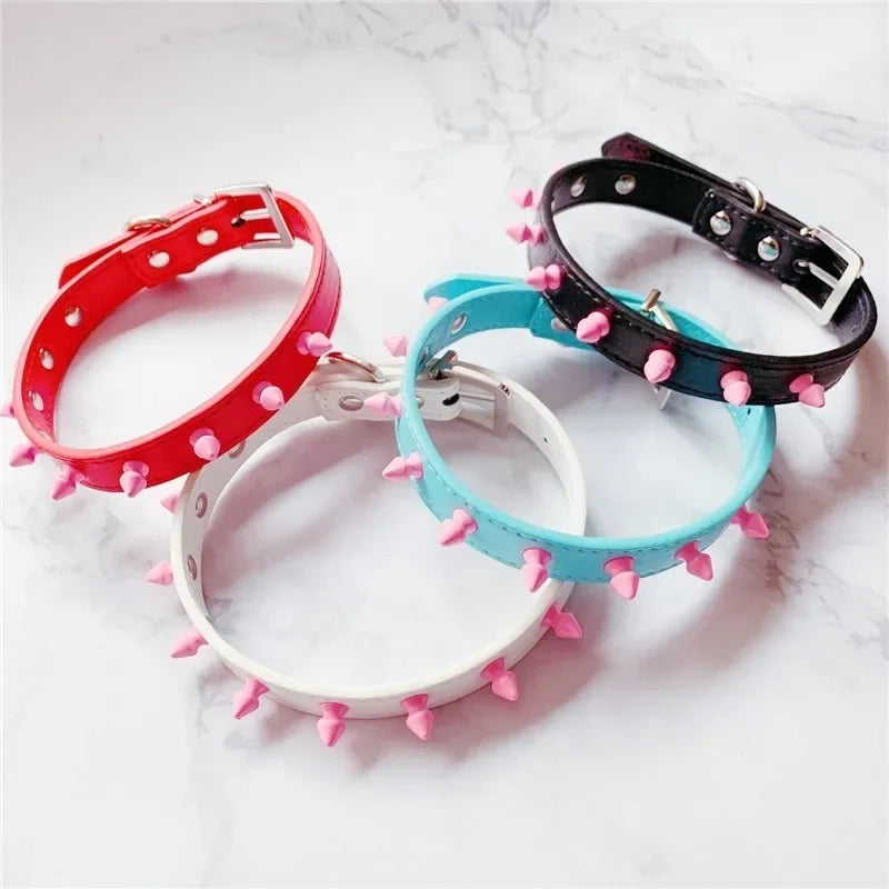 Choker z kolorowymi ćwiekami