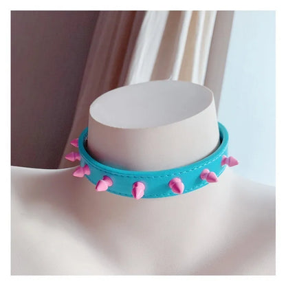 Choker z kolorowymi ćwiekami
