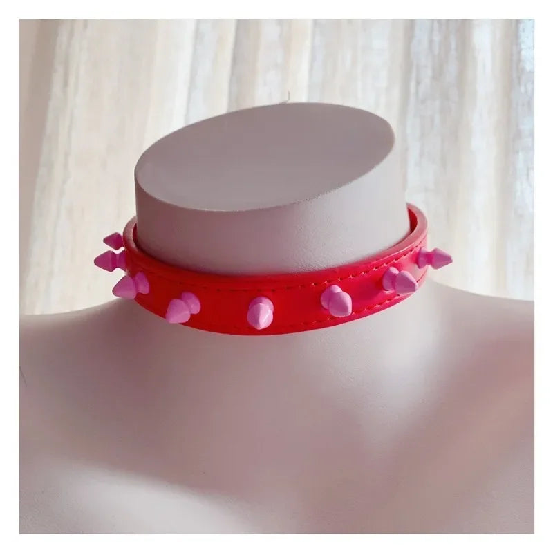 Choker z kolorowymi ćwiekami