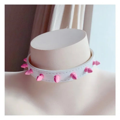Choker z kolorowymi ćwiekami